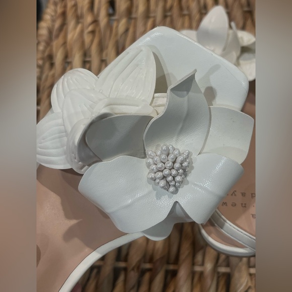 A New Day Women’s White Floral Kitten Strappy Heel Size 6.5 - Picture 3 of 3
